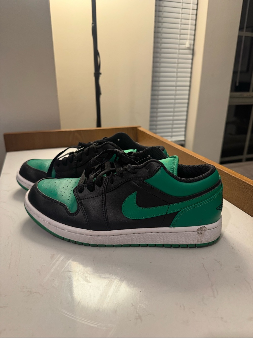 Nike Low-Top Sneakers in Black & Green